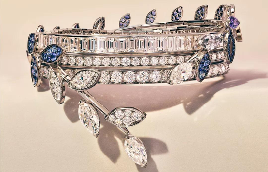 铂金镶嵌总重量超过 30 克拉的混合切割钻石，搭配总重量超过 5 克拉的圆形蓝宝石和榄尖形切割坦桑石手链