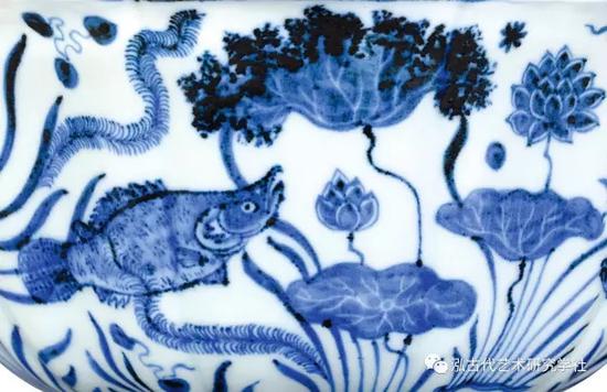 明 宣德 景德镇窑 青花鱼藻纹十棱葵口大碗 局部图 香港Sotheby‘s 2017春 “鱼豫幽蓝”专场 Lot:101