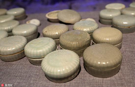 图为出水文物青白釉粉盒（南宋）