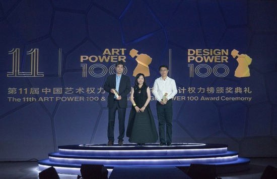 腾讯研究院秘书长张钦坤(右一)领取“年度艺术项目奖”