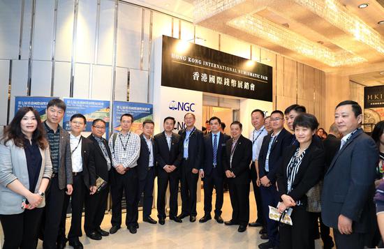 与会代表参观恒博钱币展