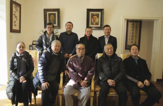 戴泽（前排中），李健（前排左一），田墉（前排左二），徐庆平（前排左四），廖鸿华（前排左五）学生田鸿（后排左二）引荐人：赵宏（后排左一）学生孙超（后排右一）引荐人：王艺龙（后排右二）