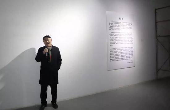 四川美术学院副院长张杰主持“网络艺术社会学艺术邀请展”展览开幕仪式