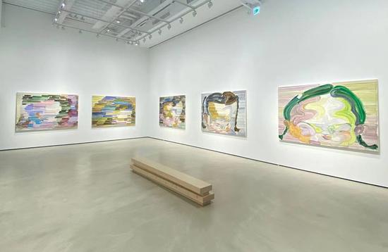 图：江上越个展《彩虹》现场 Egami Etsu solo show “RAINBOW” exhibition in Whitestone gallery Taipei