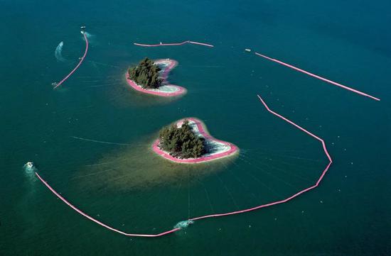 Surrounded Islands, Biscayne Bay, Greater Miami, Florida, 1980-83 Photo: Wolfgang Volz © Christo