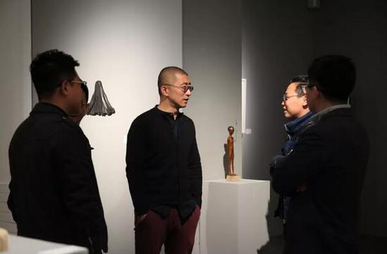 现场交流。左起：“新浪雕塑”主编李杨雷、展览艺术家张勇、独立策展人王澈、白盒子副馆长曹茂超