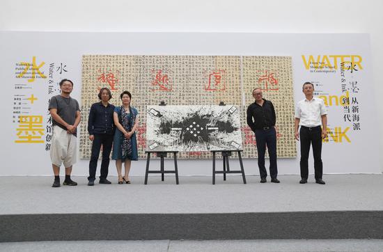 中共宝山区委常委、宣传部部长赵懿、宝山区副区长陈筱洁、北京大学教授、国际艺术史学会主席朱青生与本次展览的学术主持、艺术评论家王南溟共同启动展览