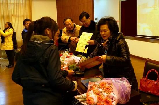 2012年萧平夫妇到扬州特殊教育学校向师学颁发“萧平艺术奖”