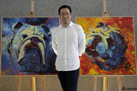▲张海惠与其作品，左起《狗之一》、《狗之二》