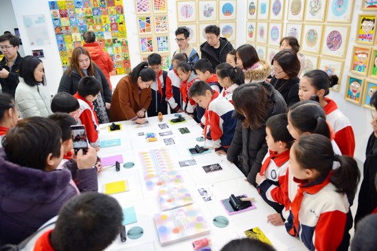 开幕式结束后,由综合社团负责人带领嘉宾及学生进行现场工坊体验和艺术品制作。