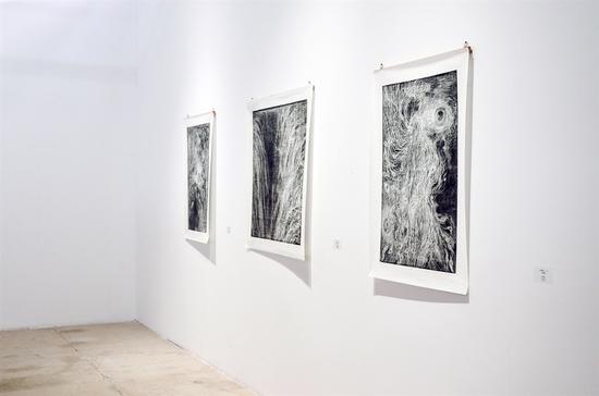 长眼睛(一) crush(一) 长眼睛(二) 张雨瞳 木刻油印 92cmx92cm 2014年