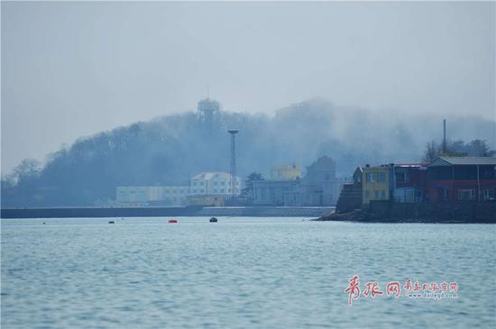 崂山区出现平流雾，崂山在海上时隐时现，美轮美奂。