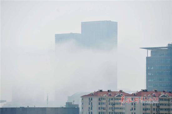 图为拍摄于崂山区的平流雾美景。