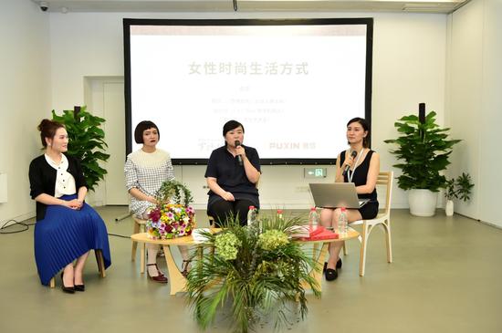 左起：赵忆慈、戴丹丹、邢丽为普信客户分享女性时尚生活方式