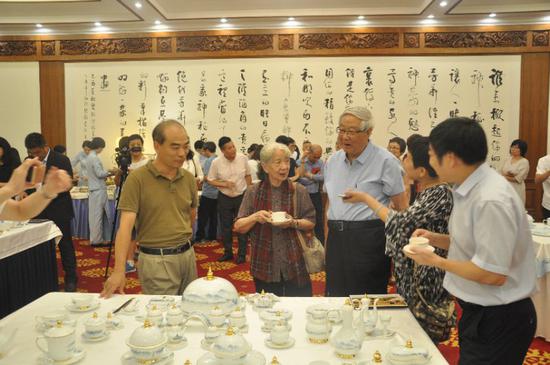 清华大学美术学院教授、国宝级陶瓷大师张守智在现场与嘉宾们品鉴展出的精美瓷器