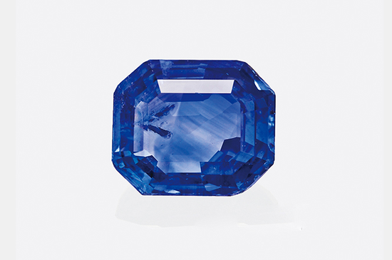尽管这颗蓝宝石部分是饱和度具足的蓝色（近腰围处），但在石头的中央露出明显的色域，因此不符合我们的‘皇家蓝’标准。