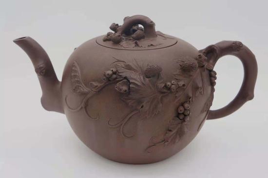 特大松鼠葡萄壶 紫砂 高150宽240 清康熙 陈鸣远制,该壶是其特地为汪文伯定制