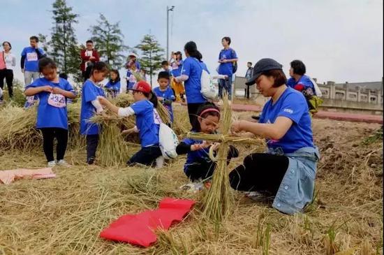 ”边跑边艺术“中的东方童画：扎稻草人