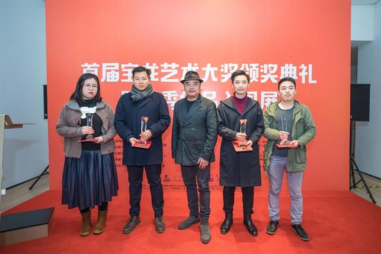 艺术总监海波（左三）为国画铜奖到场艺术家颁奖
