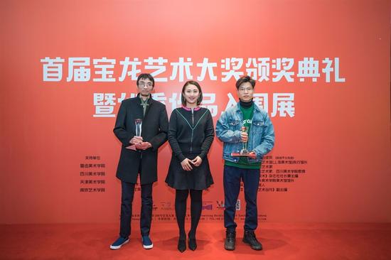 宝龙文化执行董事许华琳（中）为国画组、油画组金奖艺术家颁奖