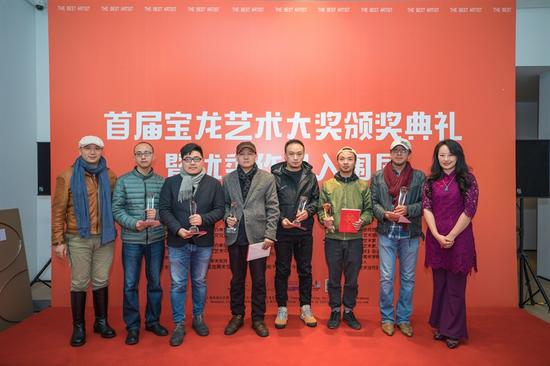 宝龙文化总经理（右一）策展人吴从容（左一）为油画铜奖艺术家颁奖