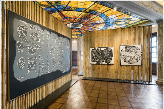 Carla Accardi作品，从左至右《大号灰色长方形》（1960）《横向分割》（1961）和《圆（负片）》（1959）。