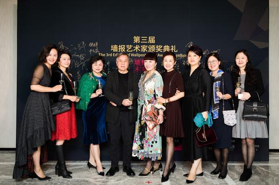 艺术家尚扬和藏家合影