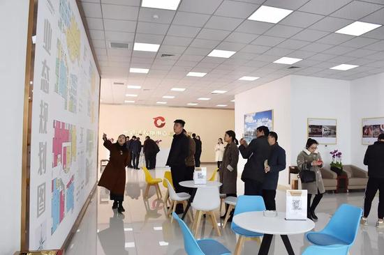 工作人员为商户介绍楼层业态