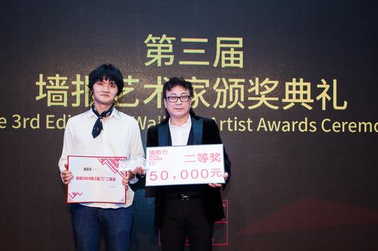 牧云社代表王喆（右）为二等奖获得者童昆鸟（左）颁奖