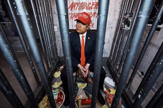 艺术组合INDECLINE的作品《人民的监狱》(The People‘s Prison),纽约特普国际酒店大厦现场,2018。图片:致谢Jason Goodrich