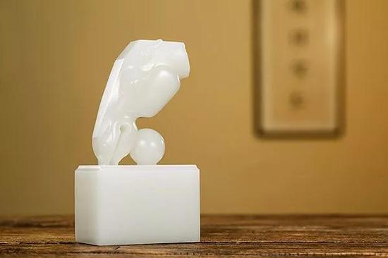 和田玉籽料西风烈印章 作者:葛洪 122*65*42mm 570g 款识:纤
