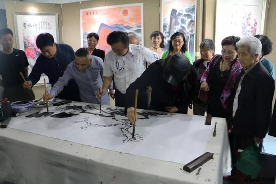 江苏省中国画学会艺术家们与社区居民合创作品