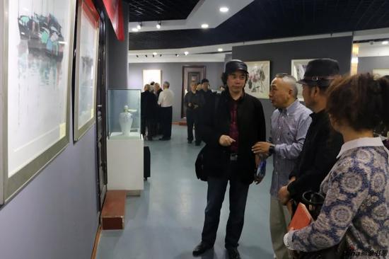 艺术家们为社区居民讲解如何欣赏中国画