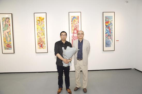 艺术家吕江（左）与百家湖国际文化投资集团董事长秦俭（右）