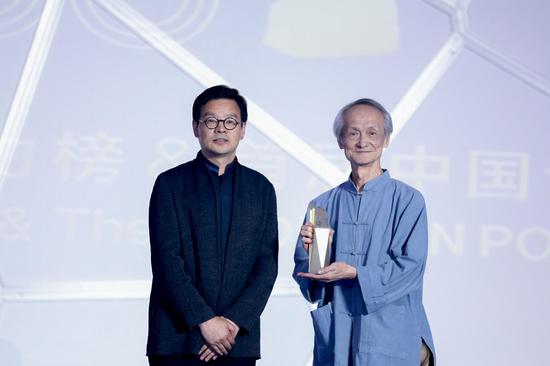 首届中国设计权力榜学术委员会主席曾辉（左）、《汉声》创办人黄永松（右）