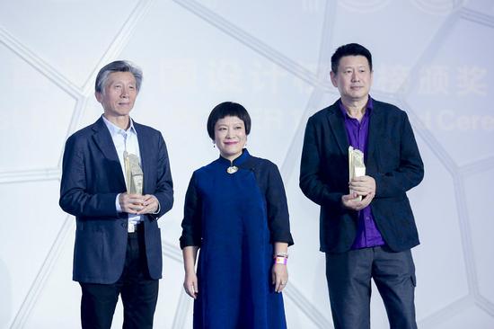 　　中央美术学院院长范迪安（左一）、艺术权力榜创始人、组委会主席顾维洁（中）、第十一届中国艺术权力榜轮值主席周春芽