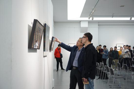 吉林艺术学院美术学院书记吴丹（左一）参观展览
