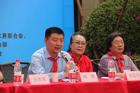 西咸新区空港新城党委委员、管委会副主任杨博回答记者提问