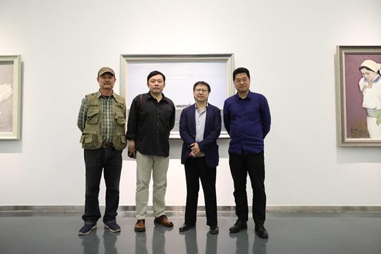 艺术家常磊(左二)、艺术家李贵君(左三)、策展人李大钧(右一)现场