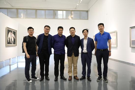 左二:在艺APP创始人谢晓冬、李大钧、雅达国际董事长蒋建宁、沨华资本董事长陈利强、吉里国际艺术区董事长陈海东