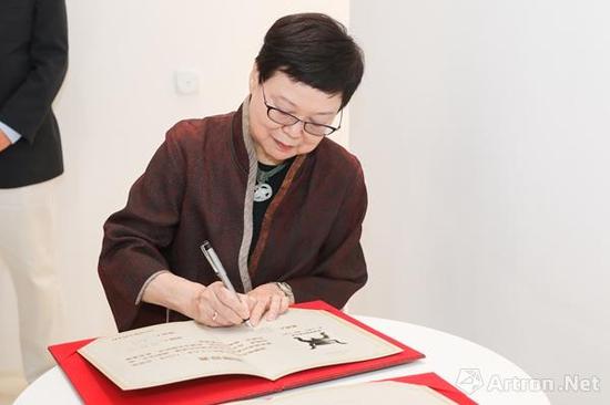 台北故宫博物院前院长冯明珠签订证书