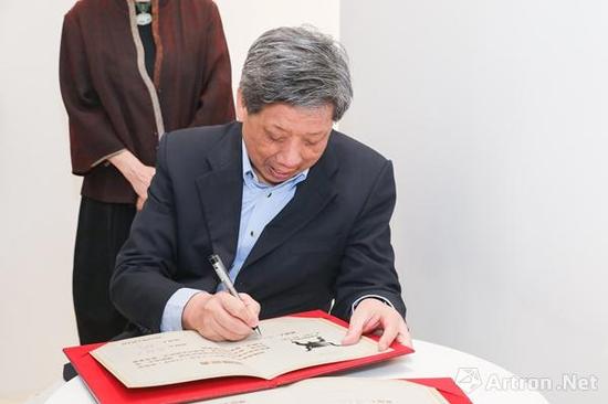 上海博物馆前副馆长陈克伦签定证书
