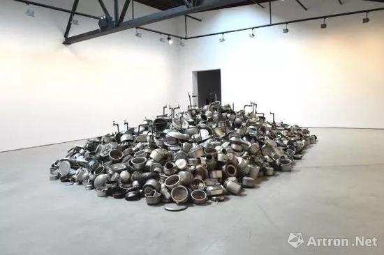 《This is not a fountain》 at Hauser & Wirth;不锈钢静物