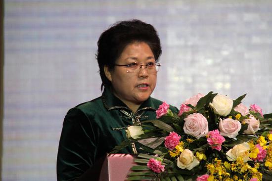 内蒙古自治区副主席艾丽华在开幕式上致辞