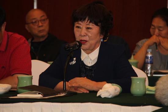 内蒙古民族艺术剧院 乌兰牧骑老艺术家金花在“永远的乌兰牧骑“分论坛上发言