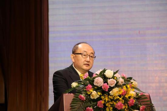 内蒙古草原文化保护发展基金会理事长葛健博士主持开幕式