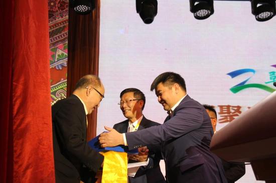 蒙古国科学院历史,考古分院院长斯 朝伦教授向内蒙古草原文化保护发展基金会理事长葛健博士赠书