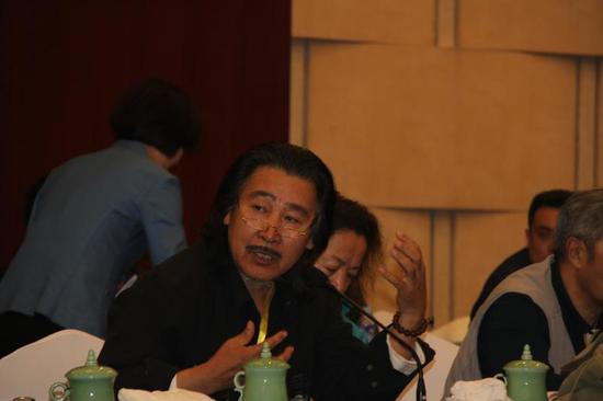 内蒙古师范大学音乐学院教授金铁宏在“永远的乌兰牧骑“分论坛上发言