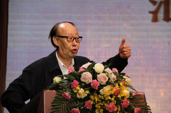 著名歌唱家拉苏荣在开幕式上发言