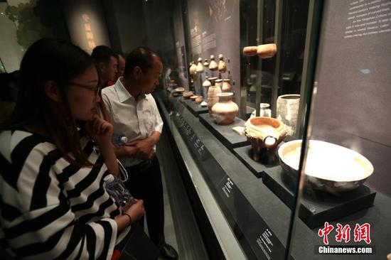 5月17日晚，民众参观陈列文物。中新社记者 张远 摄